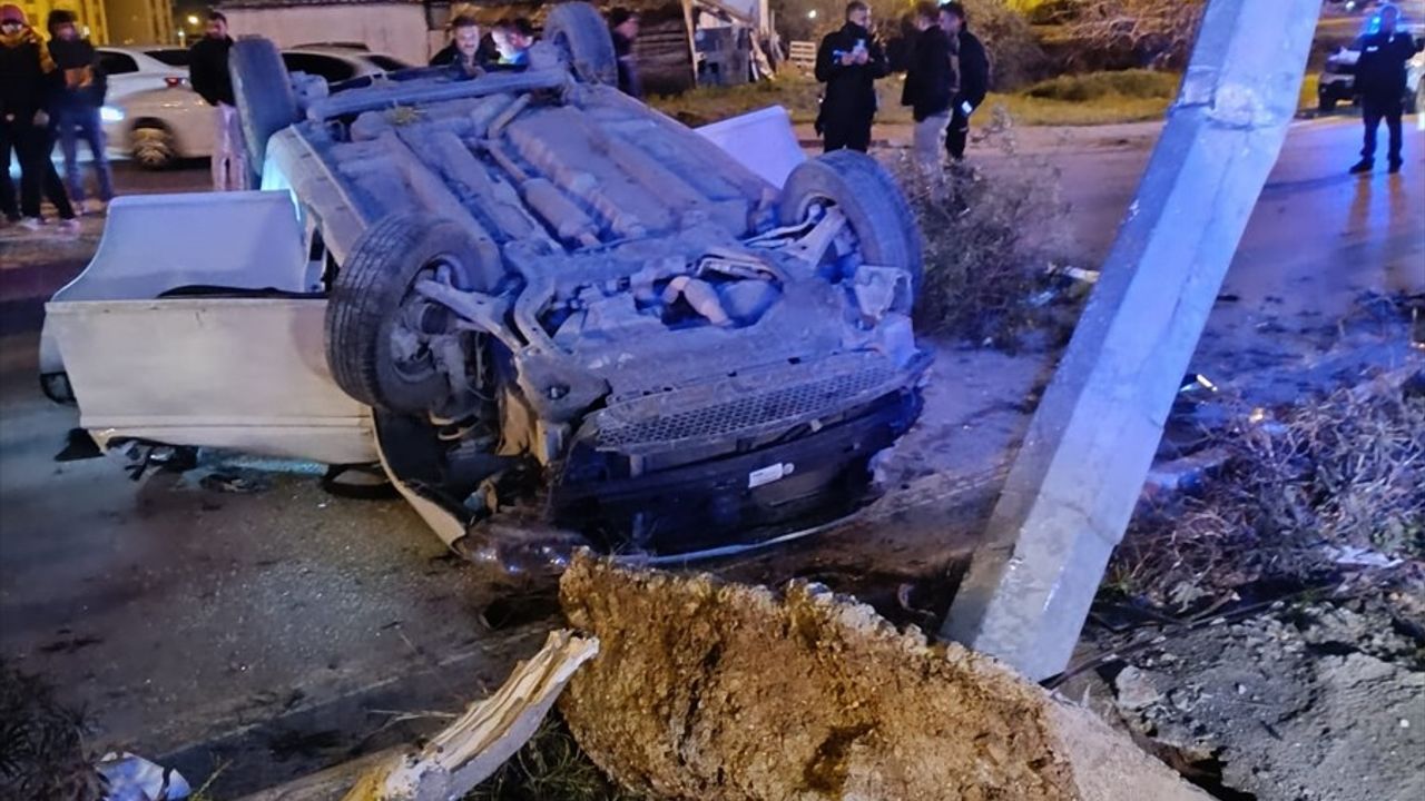 Mersin'de Aydınlatma Direğine Çarpan Araçta Yaralı Var