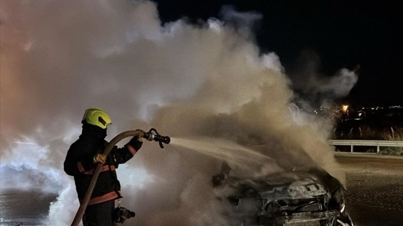 Mersin Tarsus'ta Kamyona Çarpan Otomobil Alev Aldı