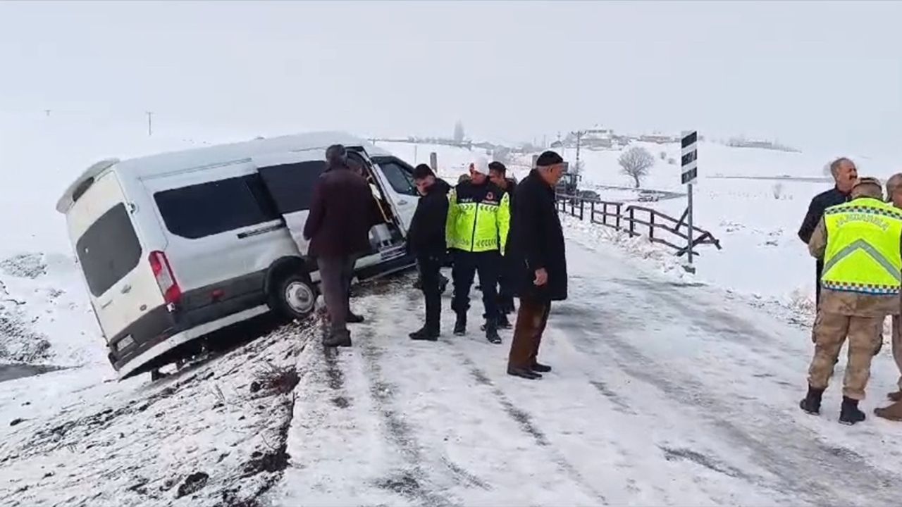 Muş'ta Servis Kazası: 8 Öğretmen Yaralandı