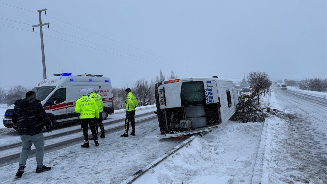 Nevşehir'de Yolcu Minibüsü Devrildi: 6 Yaralı