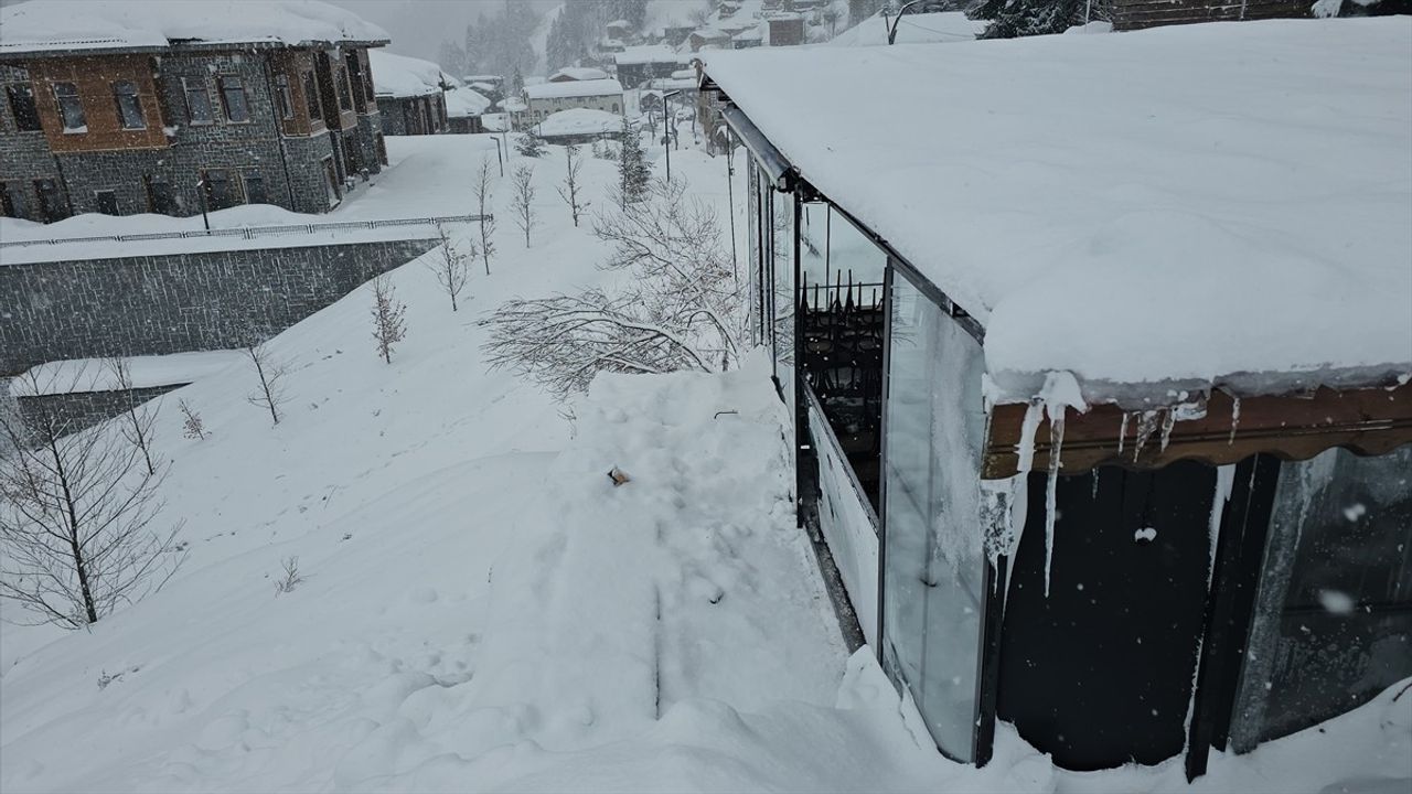 Rize'de Çığ Düşmesi: Restoran ve Konteynerlerde Hasar