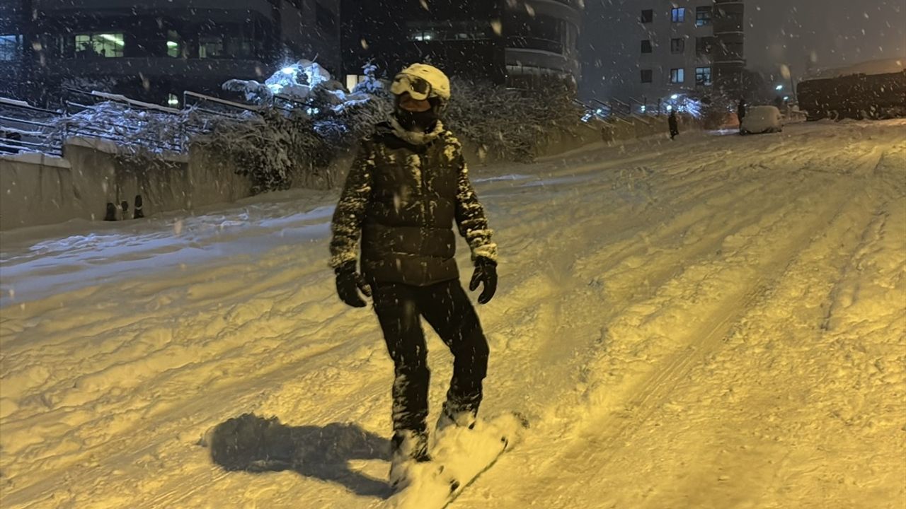 Samsun'da gençler karda snowboard yaparak keyifli anlar yaşadı