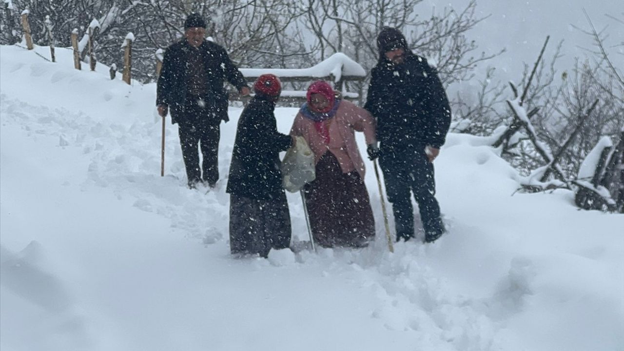 Samsun'da Kardan Etkilenen Kadının Yardımına Belediye Ekipleri Koştu