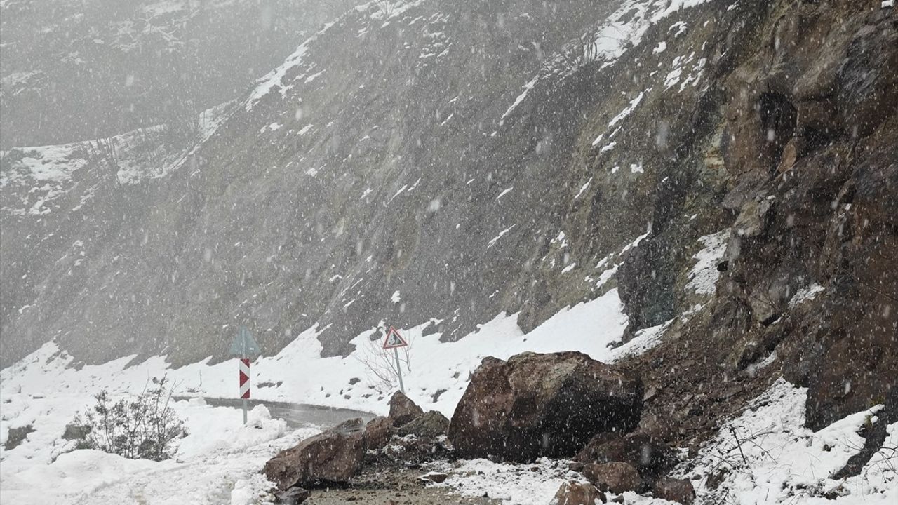 Samsun'da Sağanak Yağış Sonrası Kaya Düşmesi