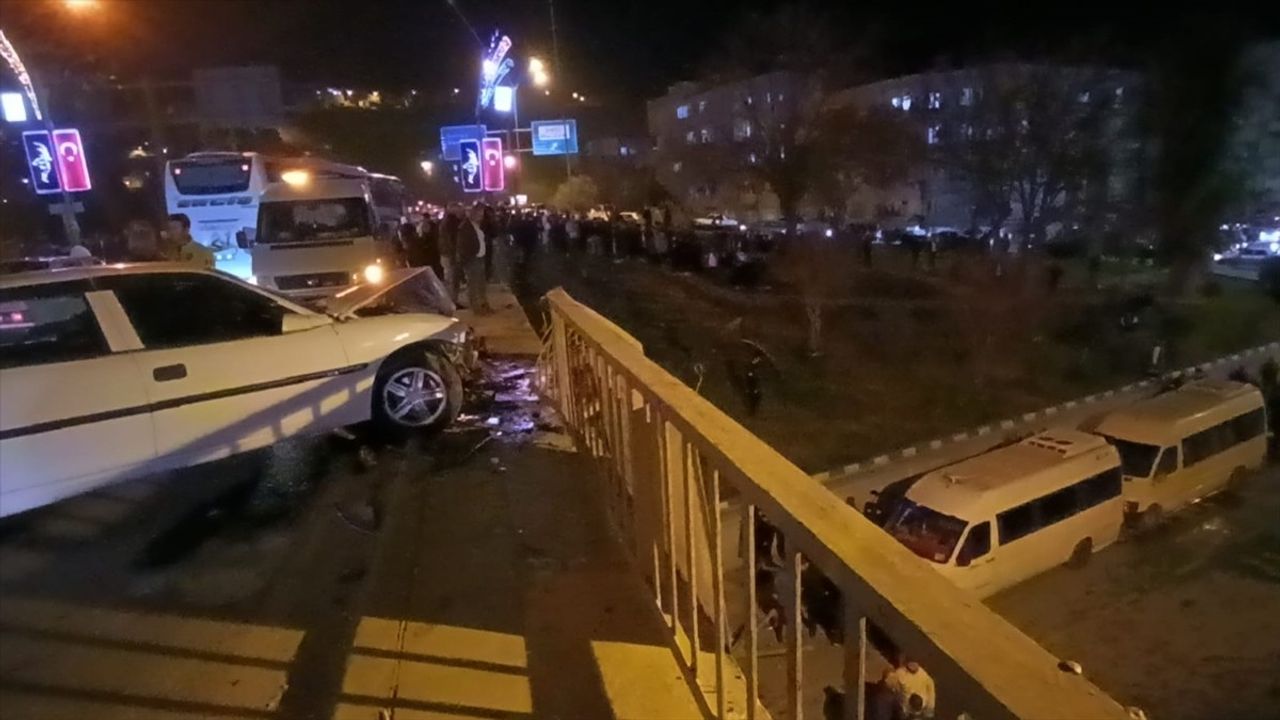 Şanlıurfa'da Kamyon, Üst Geçitten Otomobille Düştü