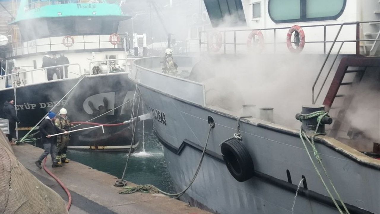 Sarıyer'deki Balıkçı Teknesinde Yangın Çıktı