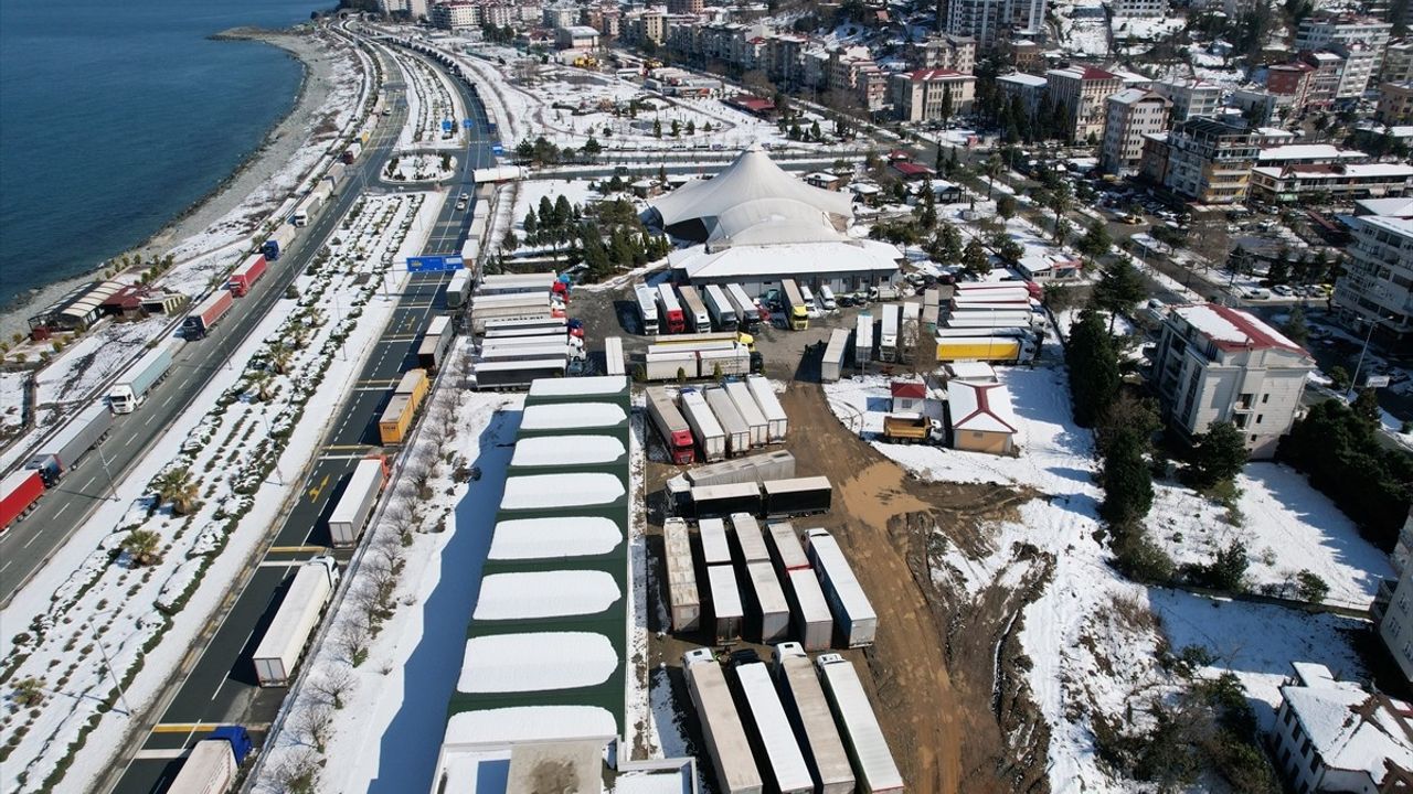 Sarp Sınır Kapısı'nda Tır Yoğunluğu Yaşanıyor