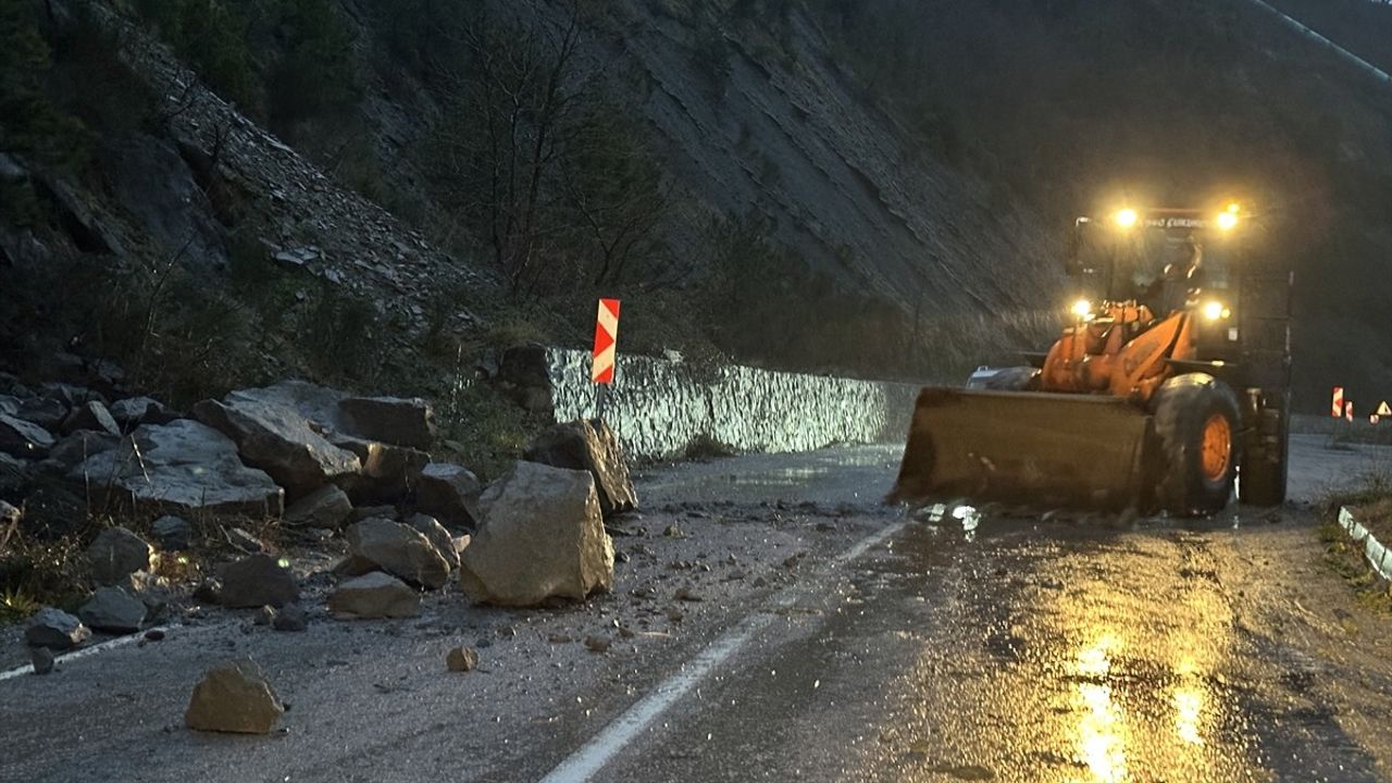 Sinop'ta Heyelanlara Yol Açan Yoğun Kar Yağışı