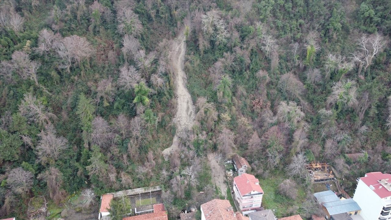 Sinop'ta Kar ve Sağanak Nedeniyle Toprak Kayması Oluştu