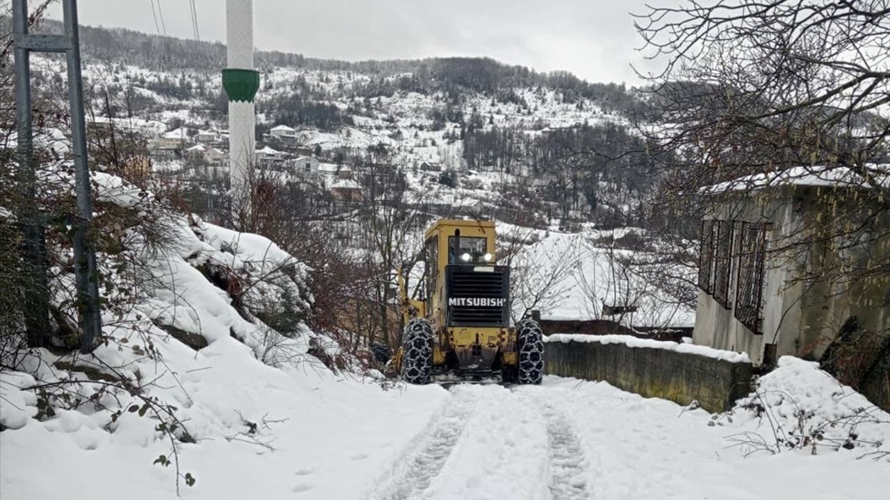 Sinop'ta Kar Yağışı Nedeniyle 24 Köy Yolu Kapandı