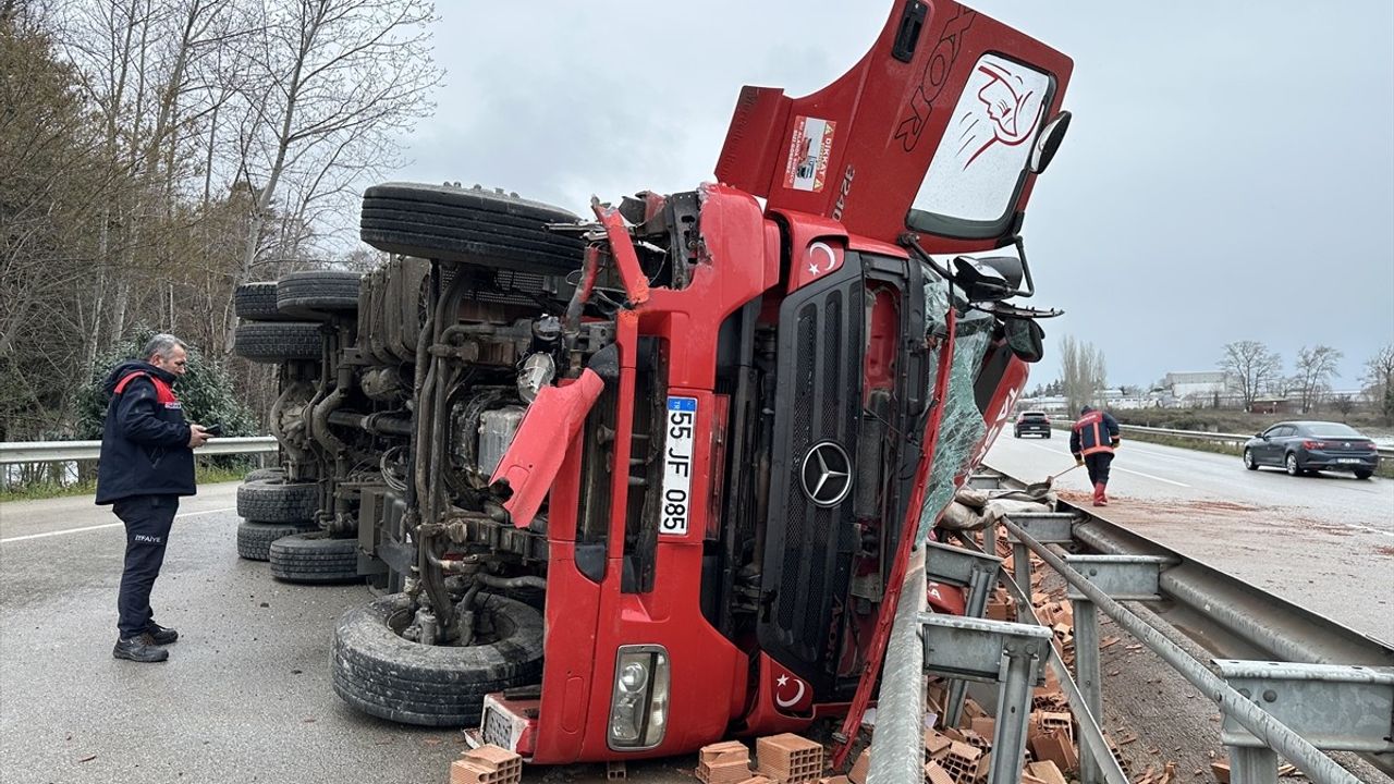 Sinop'ta Tuğla Yüklü Kamyon Devrildi: Sürücü Yaralı