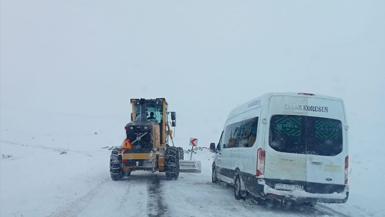 Sivas'ta Kar ve Tipi Sebebiyle 374 Köy Yolu Kapandı