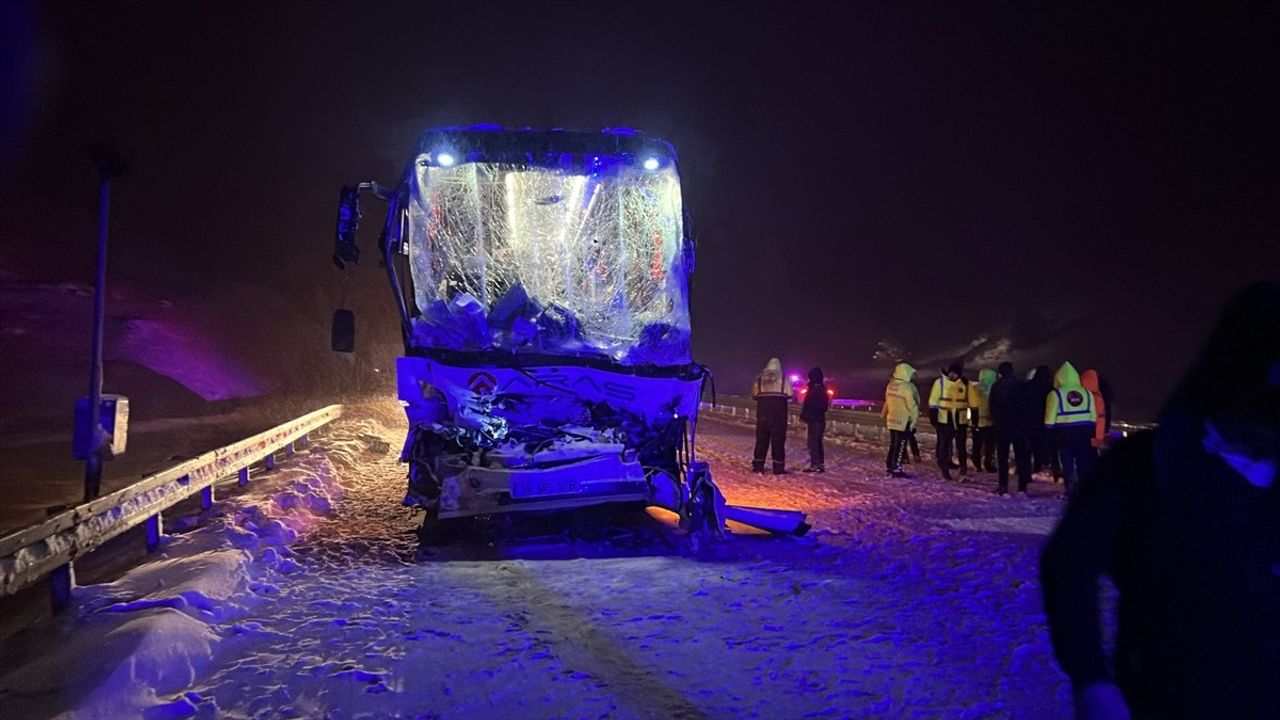 Sivas'ta Otobüs Trafik Kazası: 1 Ölü, 29 Yaralı