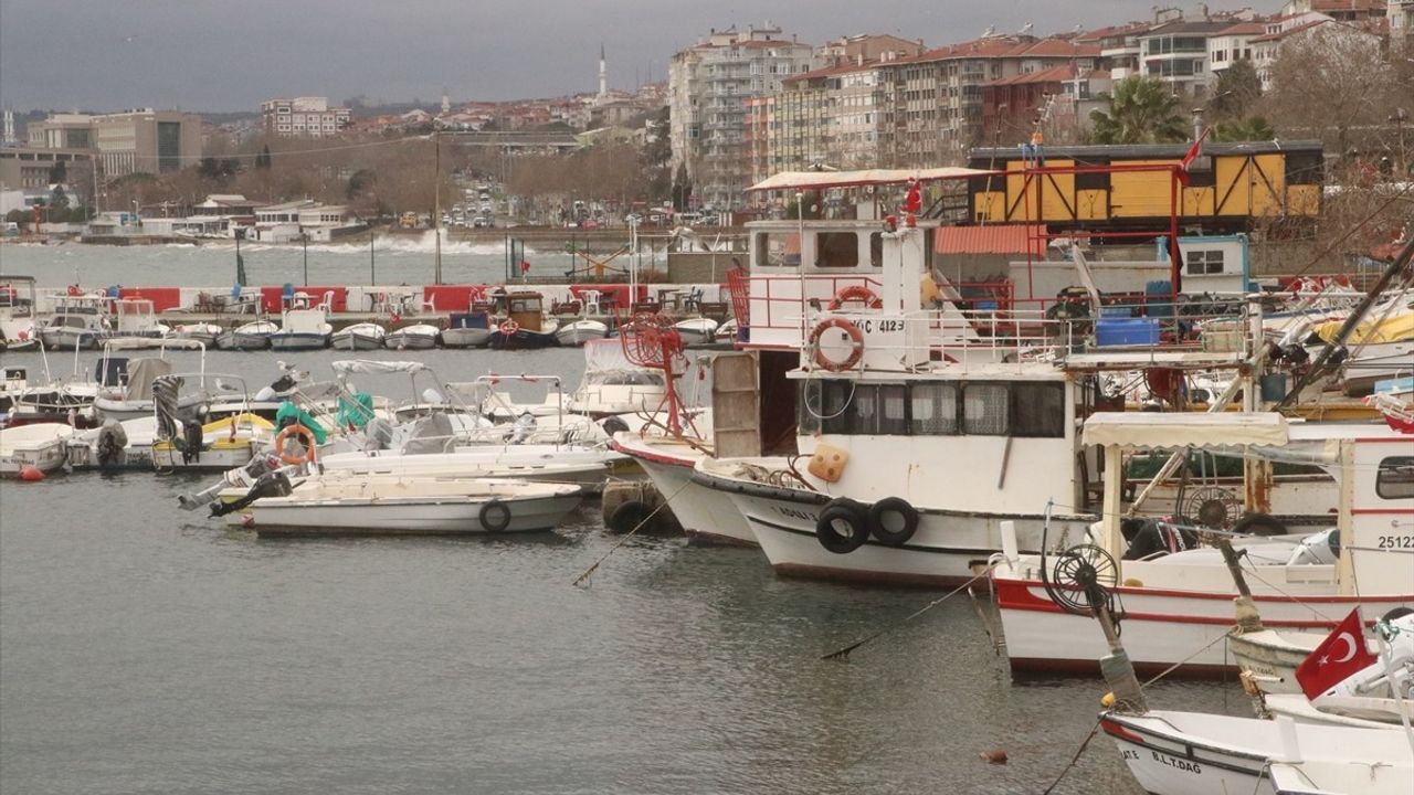 Tekirdağ'da Poyraz Rüzgarı Deniz Ulaşımını Olumsuz Etkiliyor