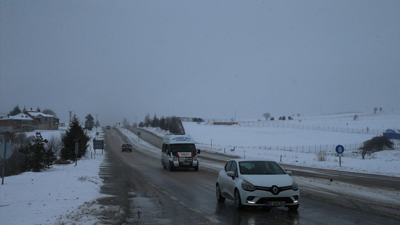 Tokat-Sivas Kara Yolu: Kar Yağışı Etkili