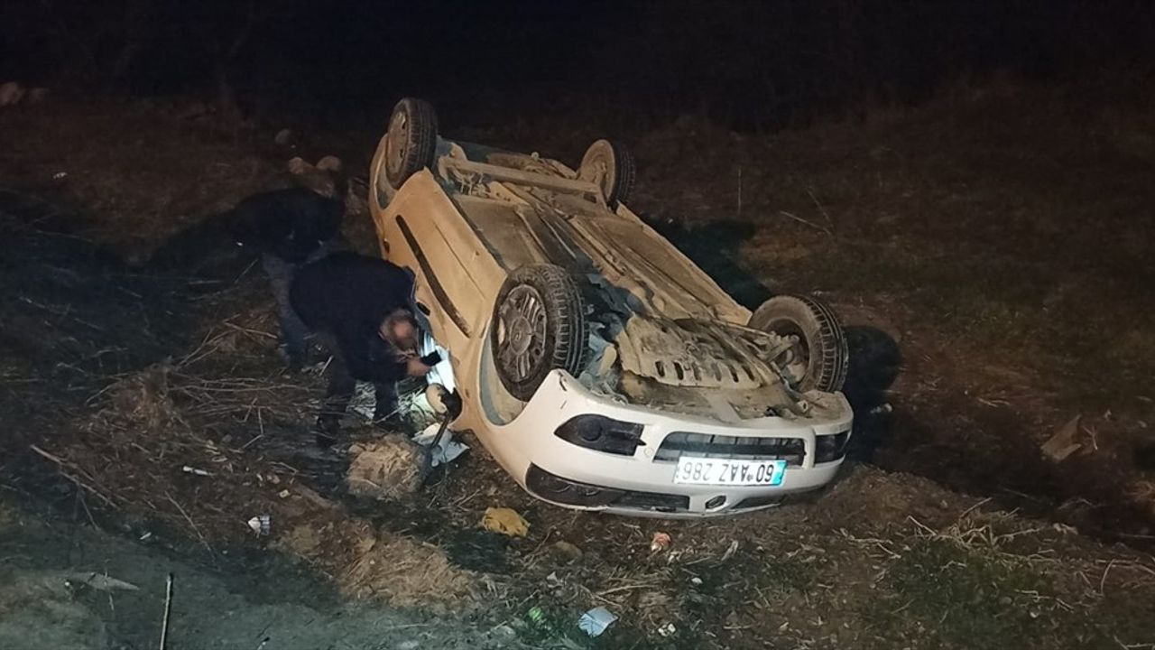 Tokat'ta Tarlaya Devrilen Otomobilde Üç Yaralı