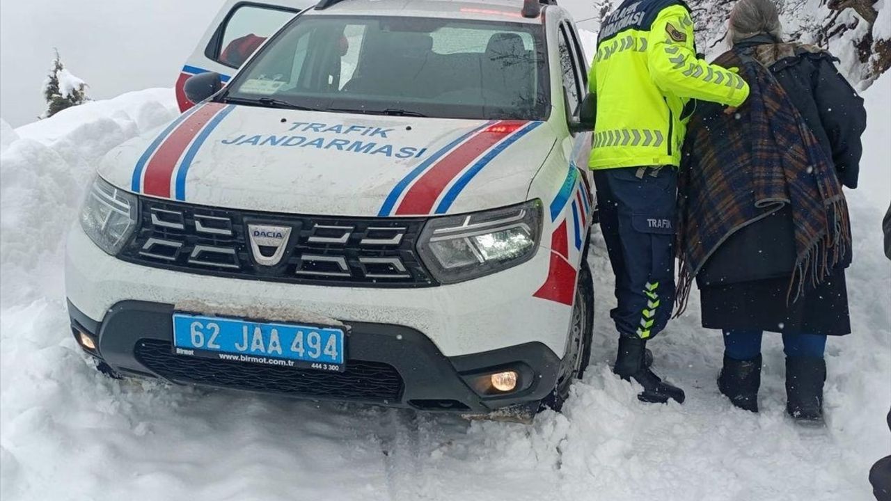 Tunceli'de Jandarma, Kapanan Yolda Hastayı Kurtardı