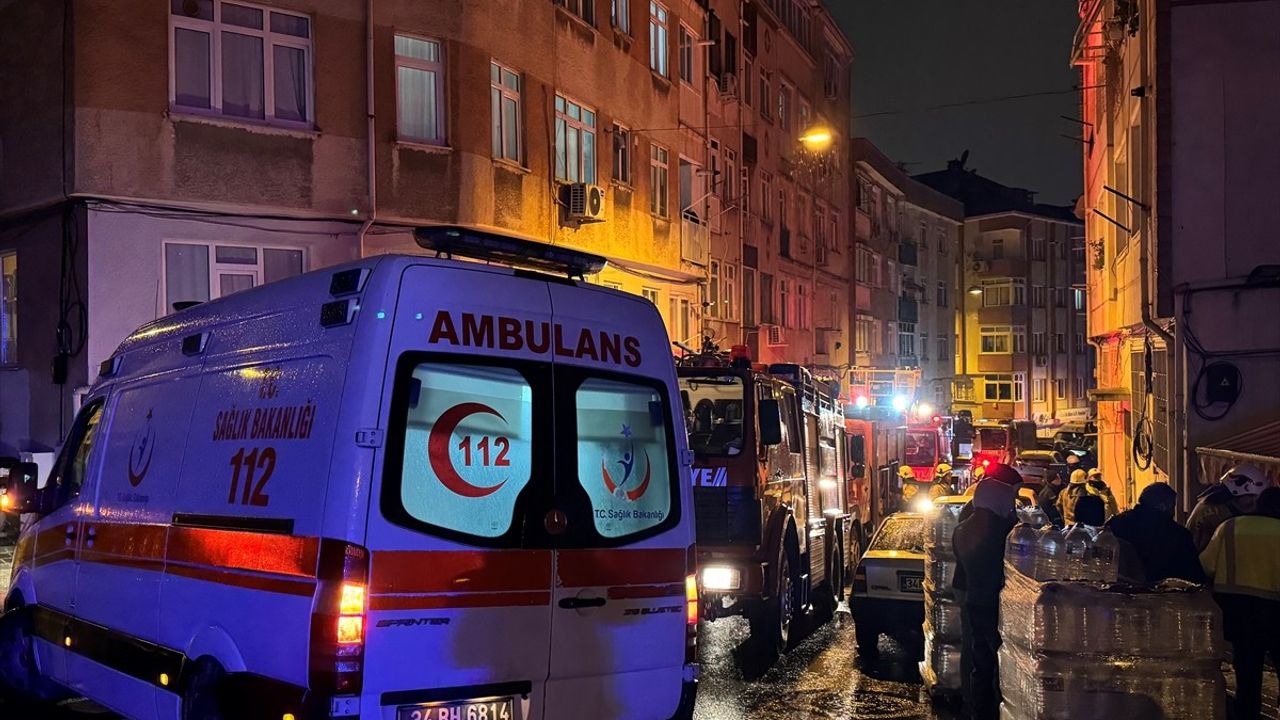 Üsküdar'da Çıkan Yangında İki Kişi Dumandan Etkilendi