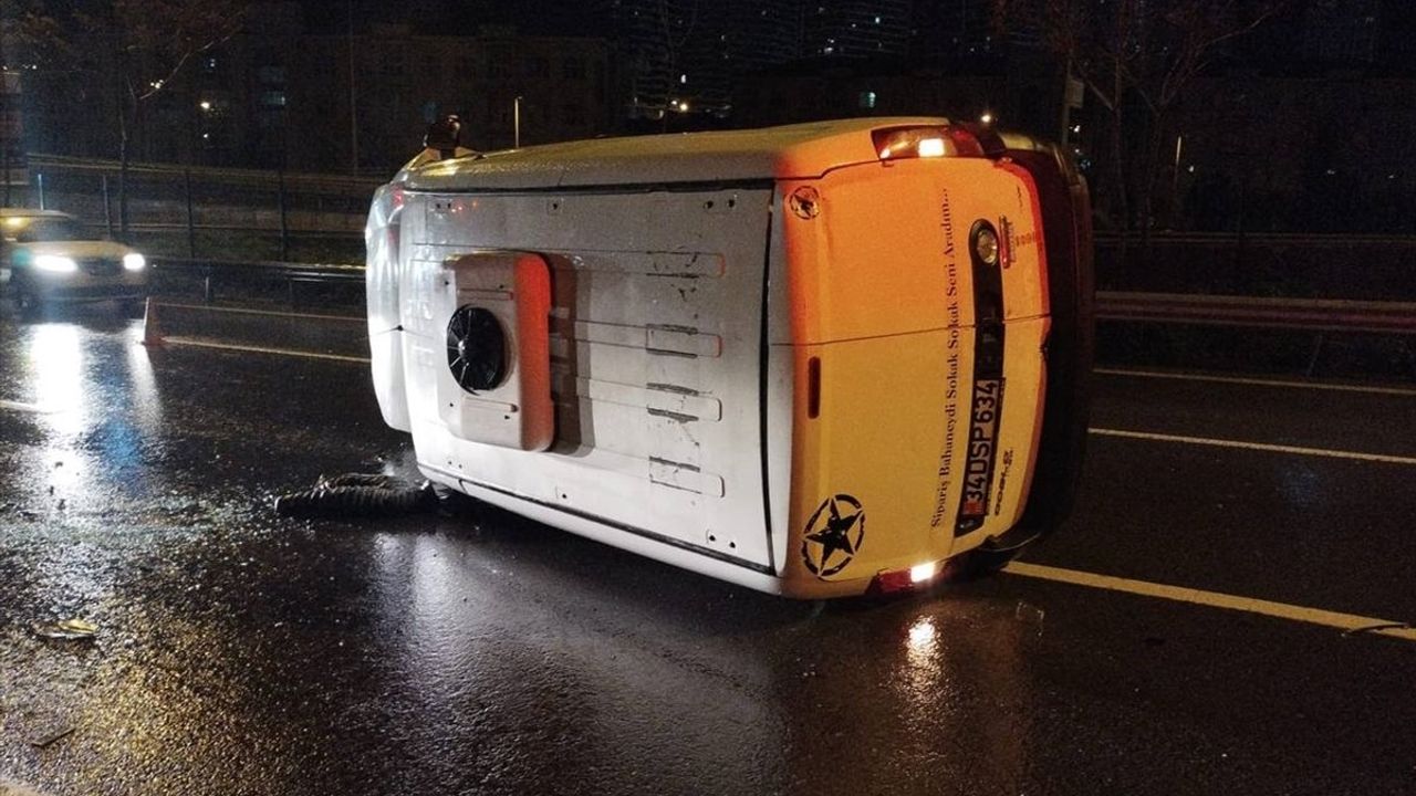 Üsküdar'da Kaza: Bariyerlere Çarpan Araç Devrildi