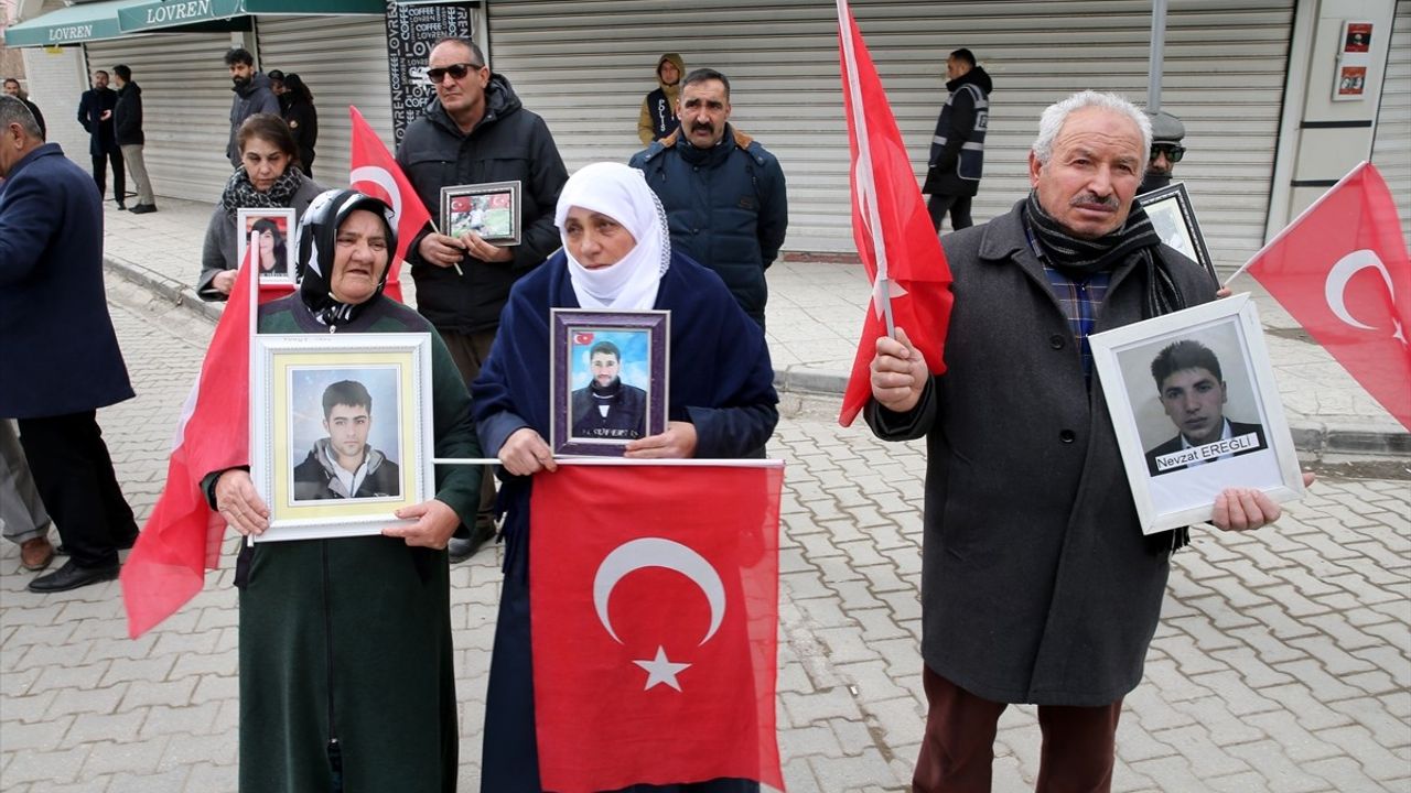 Van'da Ailelerin Umut Dolu Eylemi Devam Ediyor