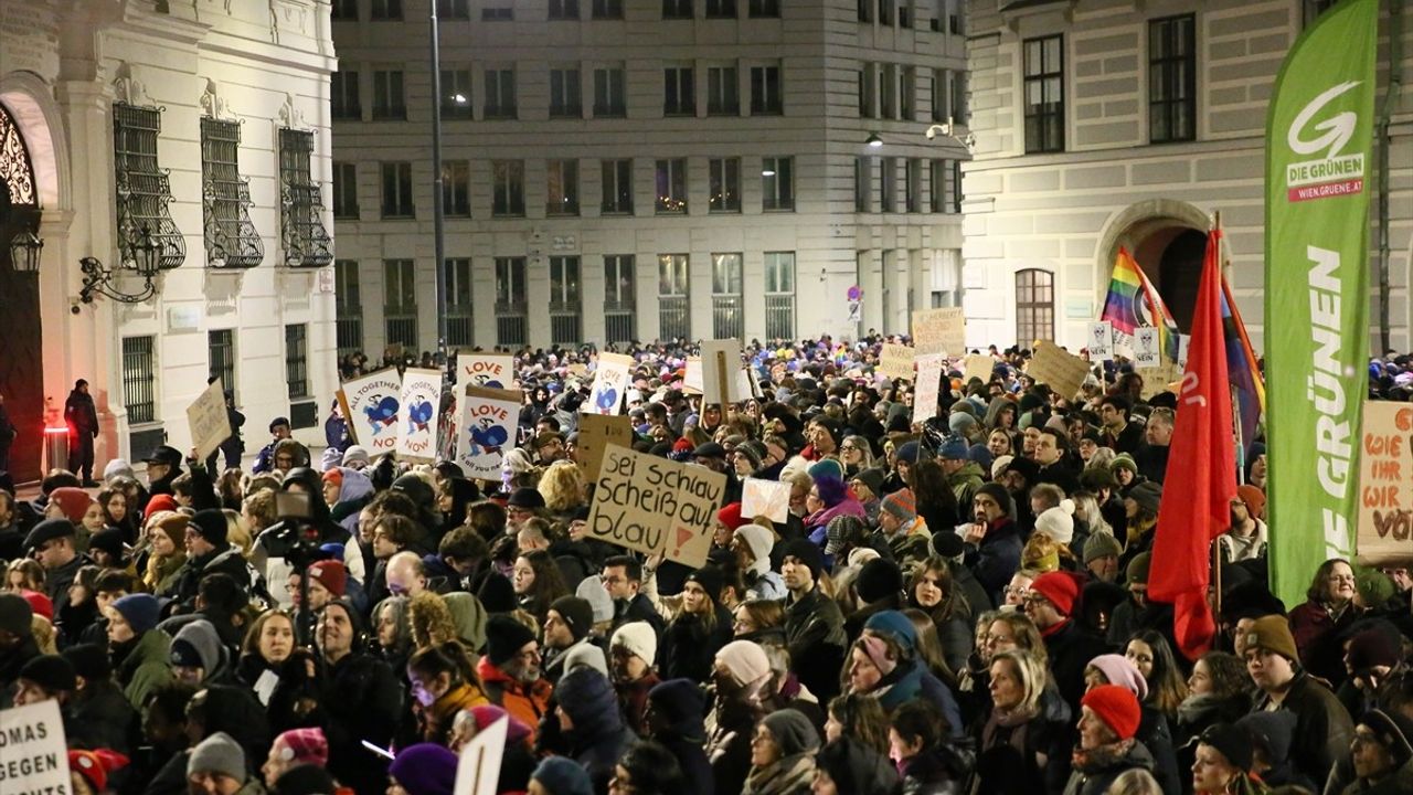 Viyana'da Aşırı Sağcı FPÖ'ye Karşı Büyük Protesto