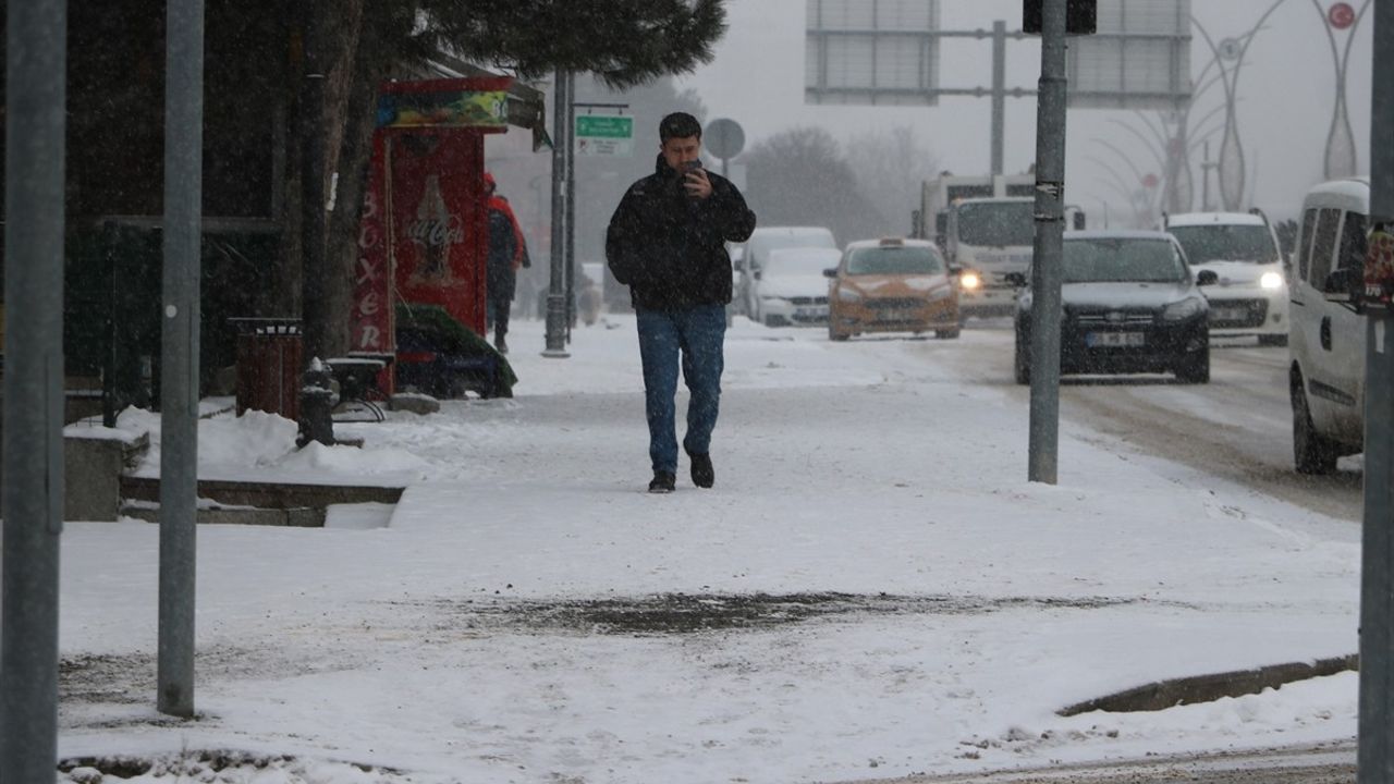 Yozgat'ta Yoğun Kar Yağışı Hayatı Olumsuz Etkiledi