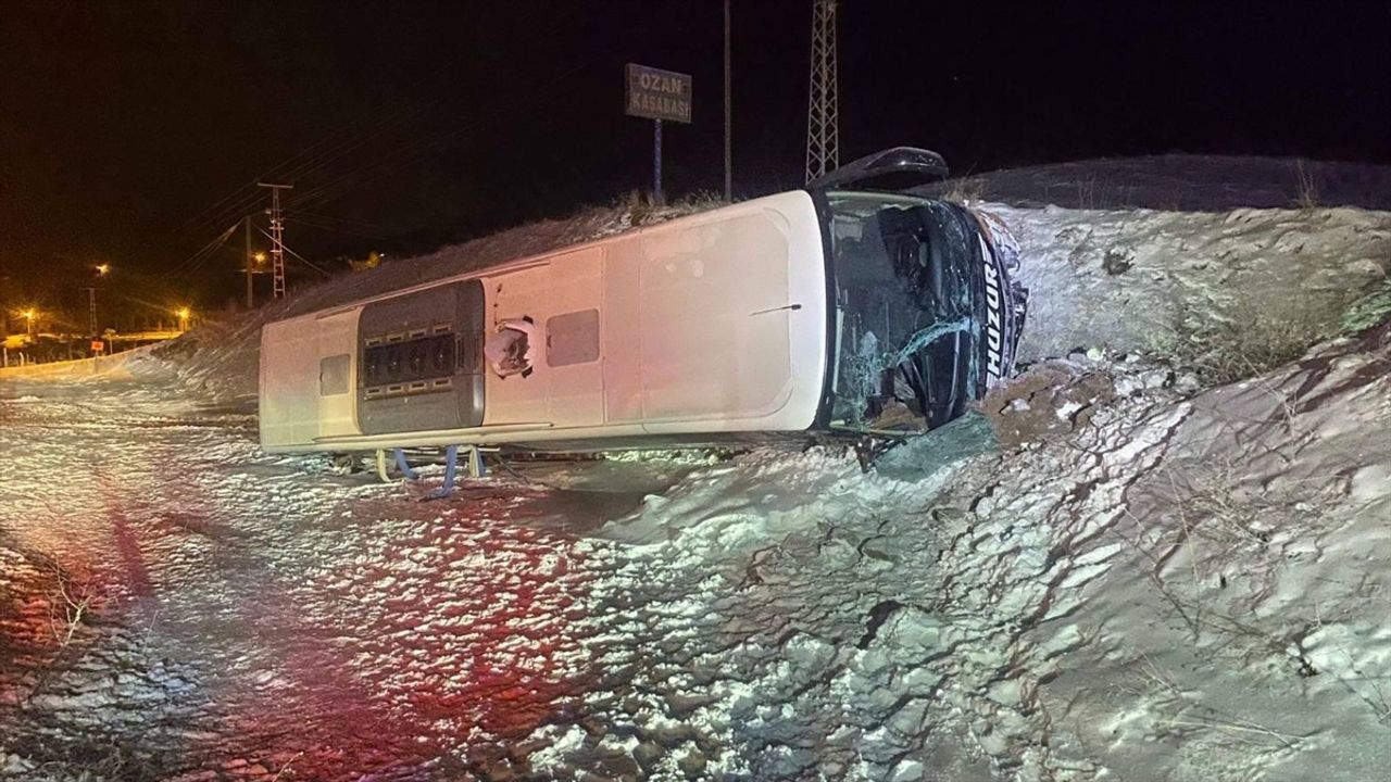 Yozgat'ta Yolcu Otobüsü Devrildi: 6 Yaralı