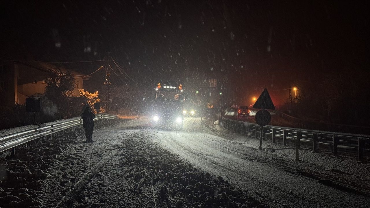 Zonguldak'ta Kar Yağışı Ulaşımı Zorlaştırıyor