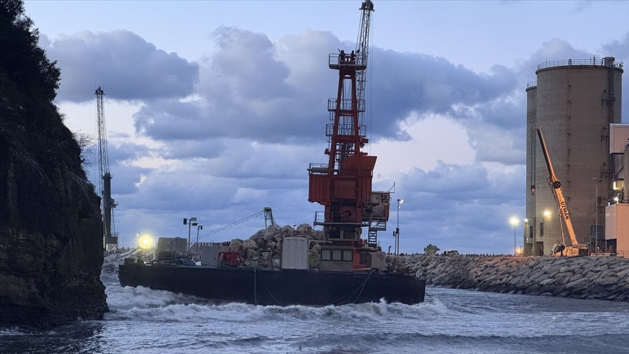 Zonguldak'ta Yüzer Vinçte Mahsur Kalan 5 Kişi Kurtarıldı