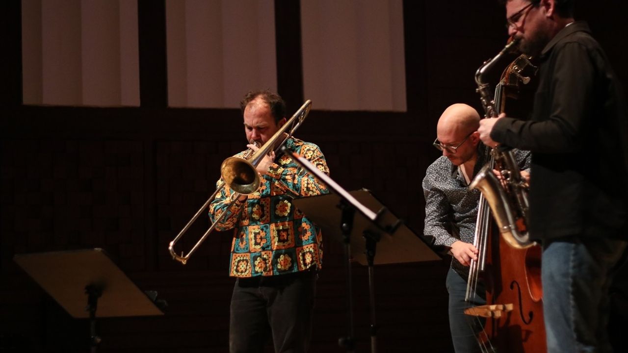 32. İzmir Avrupa Caz Festivali'nde Un Loco Poco Trio Dinleyicileri Büyüledi