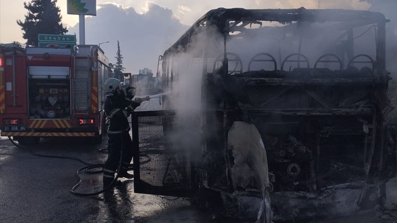 Adana'da Özel Halk Otobüsü Yangını: Kullanılamaz Hale Geldi