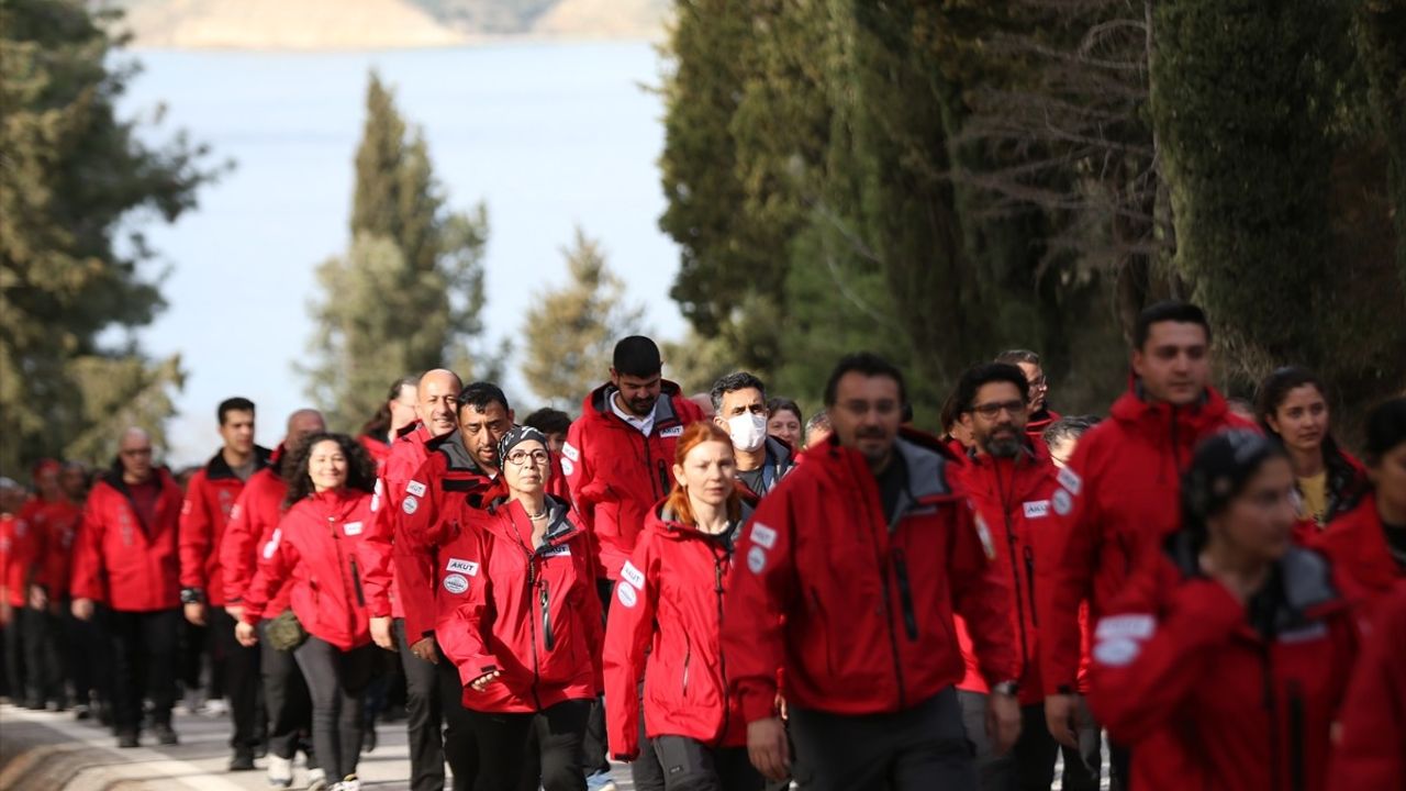 AKUT, Gelibolu Yarımadası'nda Şehitler İçin Yürüyüş Düzenledi