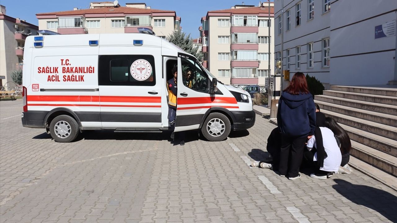 Amasya'da Öğrencilerden Sağlık Çalışanlarına Sürpriz Tıp Bayramı Kutlaması