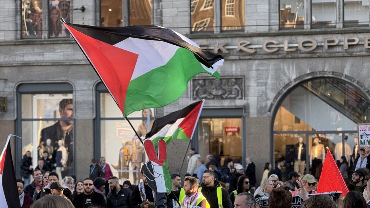 Amsterdam'da İsrail'in Gazze'deki Saldırılarına Protesto