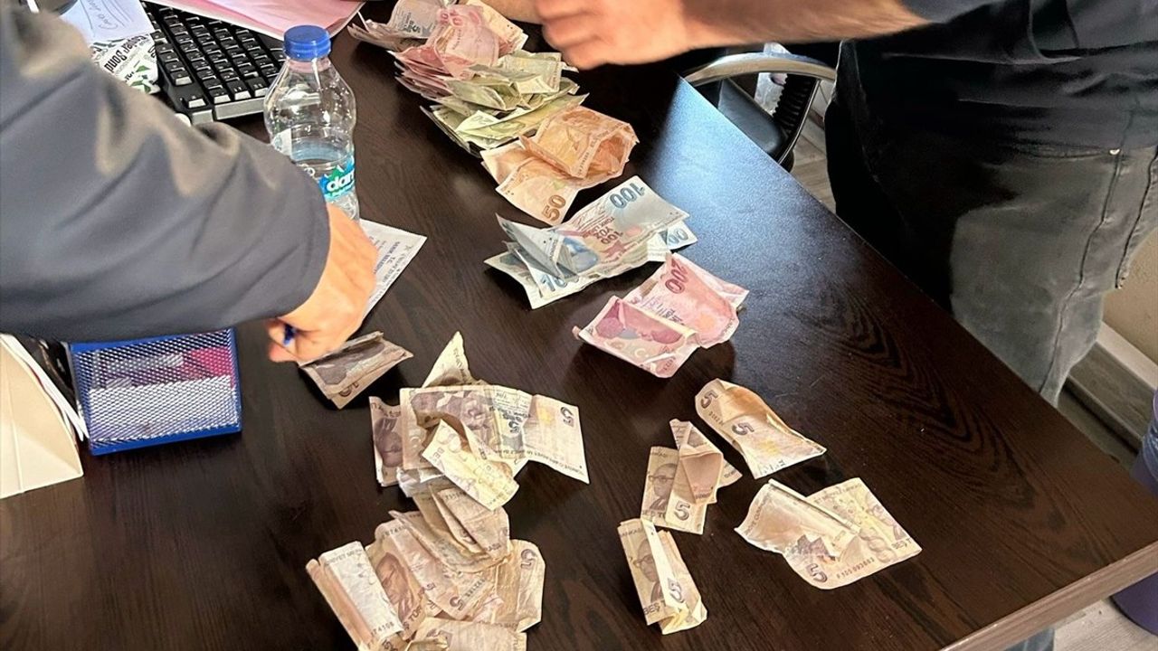 Antalya'da Dilenci Operasyonu: 17 Kişi Yakalandı, 19 Bin Lira Ele Geçirildi