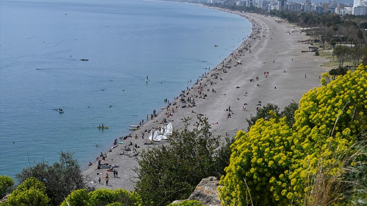 Antalya'da Güneşli Hava Sahilde Yoğunluk Yarattı