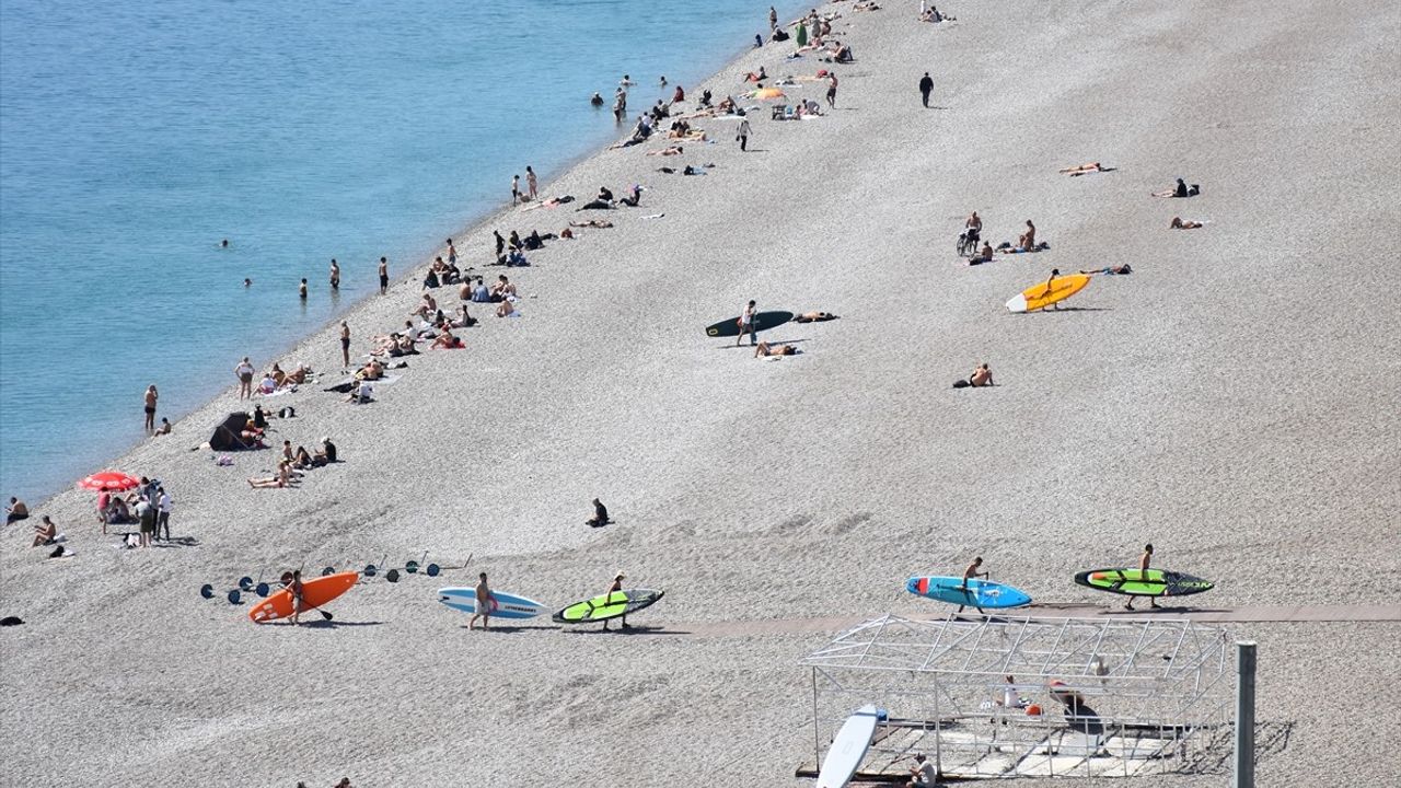 Antalya'nın Güneşli Sahilleri Dolu