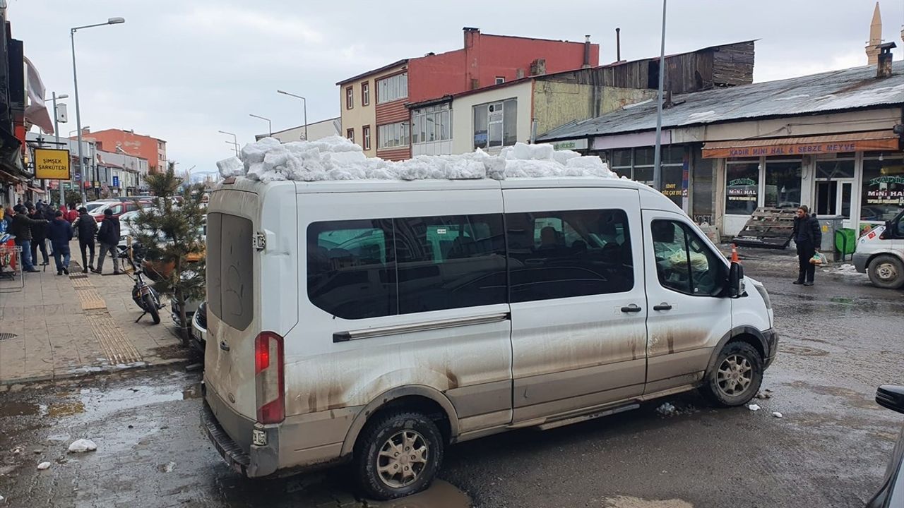 Ardahan'da Kar ve Buz Kütlesinin Düşmesi Sonucu Minibüs Hasar Gördü