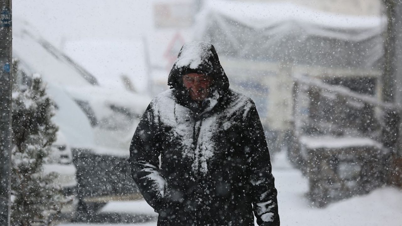 Ardahan'da Kar Yağışı Etkili Olmaya Devam Ediyor