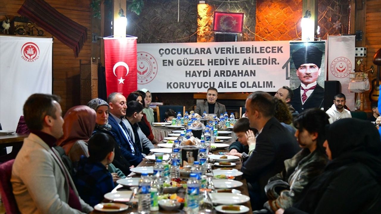 Ardahan Valisi Hayrettin Çiçek Koruyucu Ailelerle İftarda Buluştu