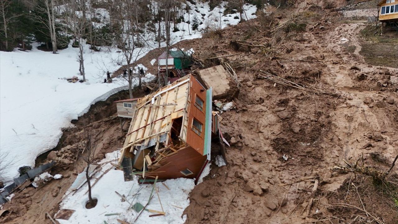 Artvin'de Heyelan Felaketi: Bir Ev Yıkıldı, İki Ev Ağır Hasar Gördü