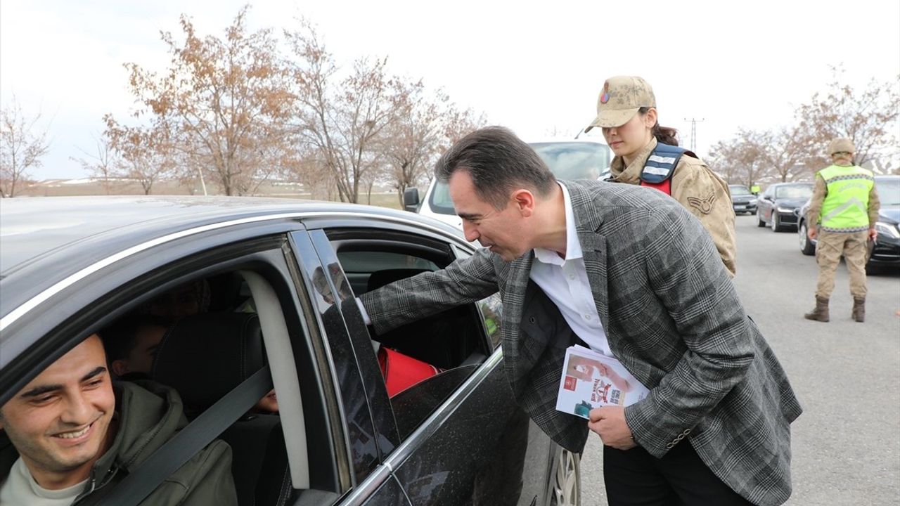 Bitlis Valisi Karakaya'nın Yol Kontrol Noktası Ziyareti