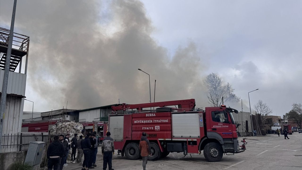 Bursa'daki Geri Dönüşüm Tesisinde Yangın Kontrol Altına Alındı