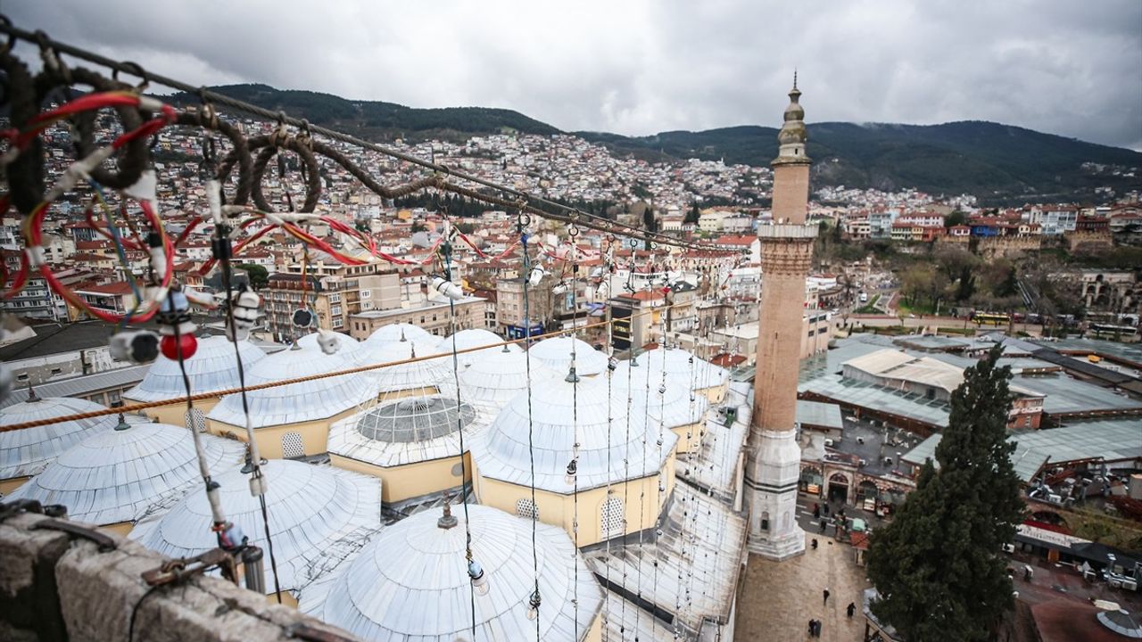 Bursa Ulu Cami'de Kelime-i Tevhid Mahyası Asıldı