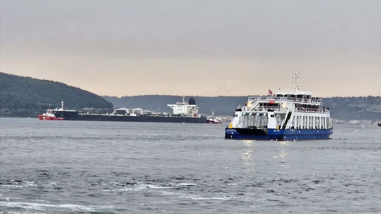 Çanakkale Boğazı'nda Arızalanan Tanker Bozcaada'ya Çekildi