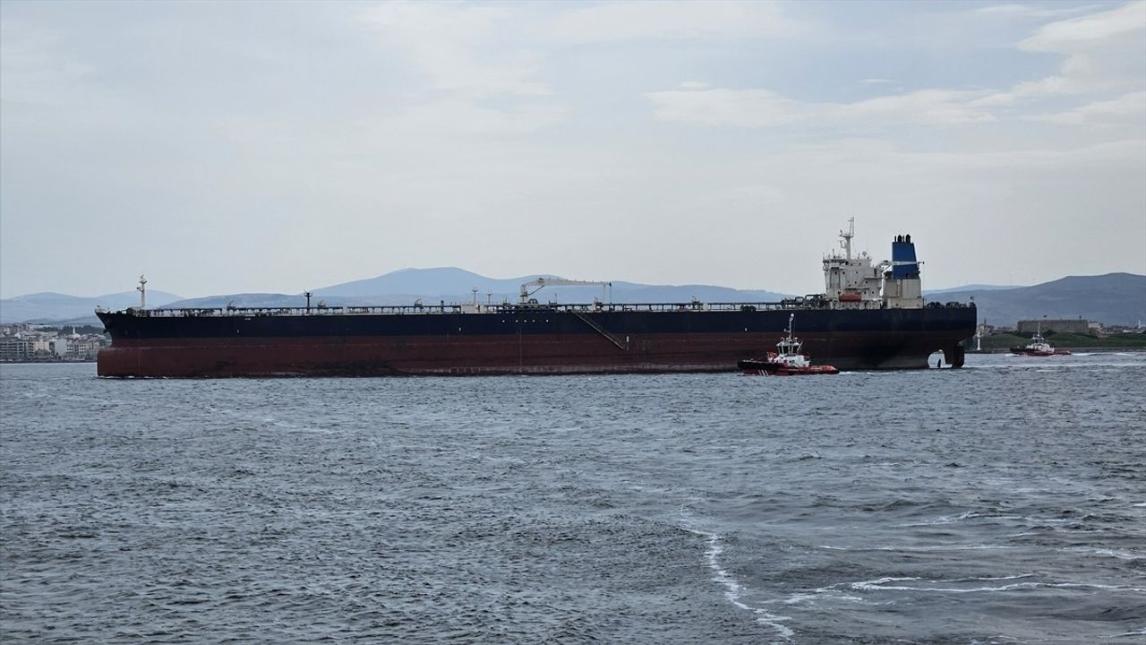 Çanakkale Boğazı'ndan Tersaneye Geçen Tanker