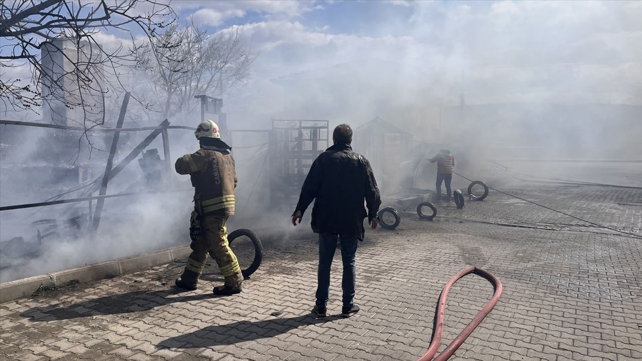 Çanakkale'deki Sanayi Sitesinde Yangın Kontrol Altına Alındı