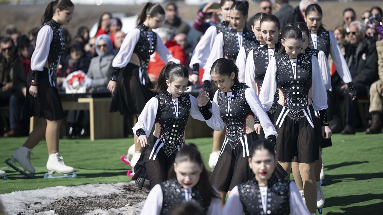 Çıldır Gölü'nde Senkronize Buz Pateni Gösterimi