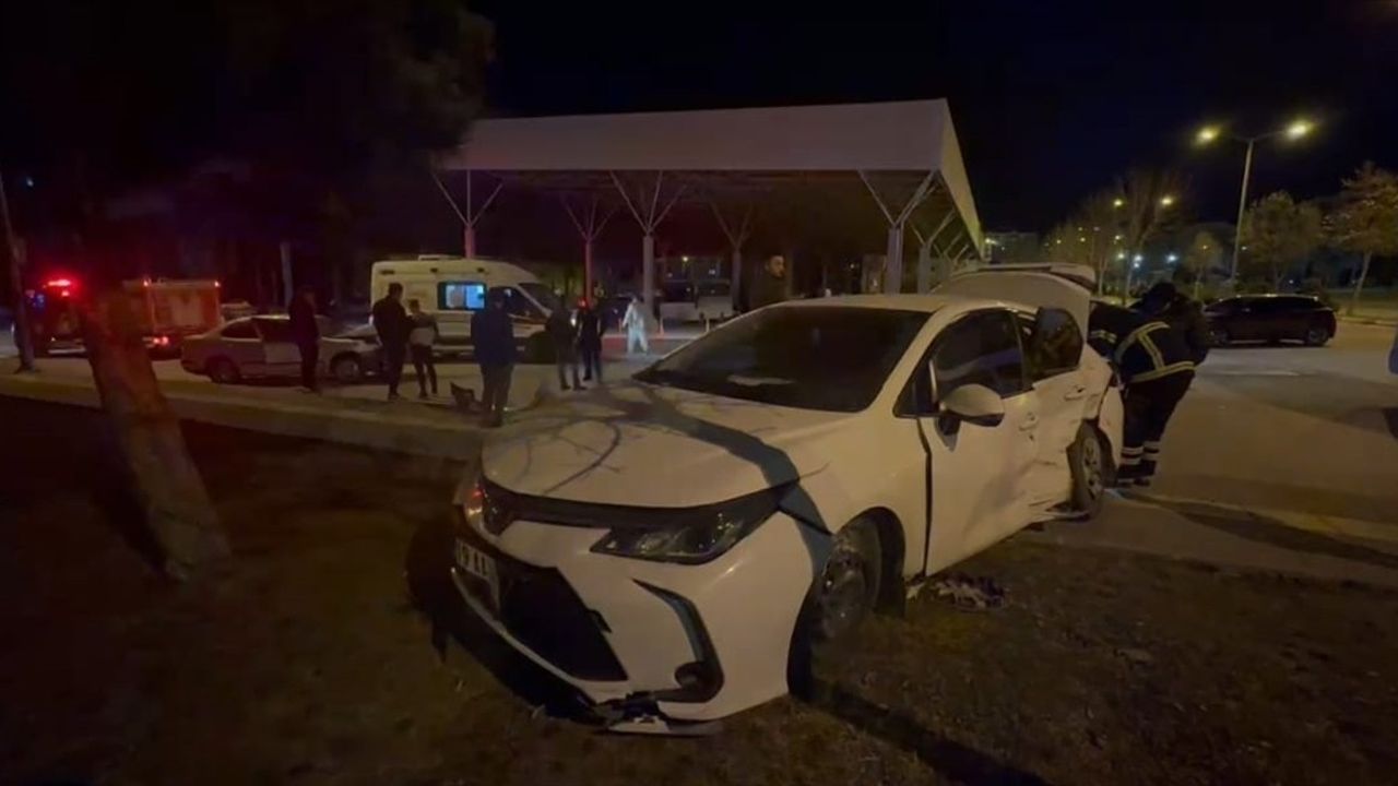 Çorum'da İki Otomobilin Çarpışması: İki Yaralı