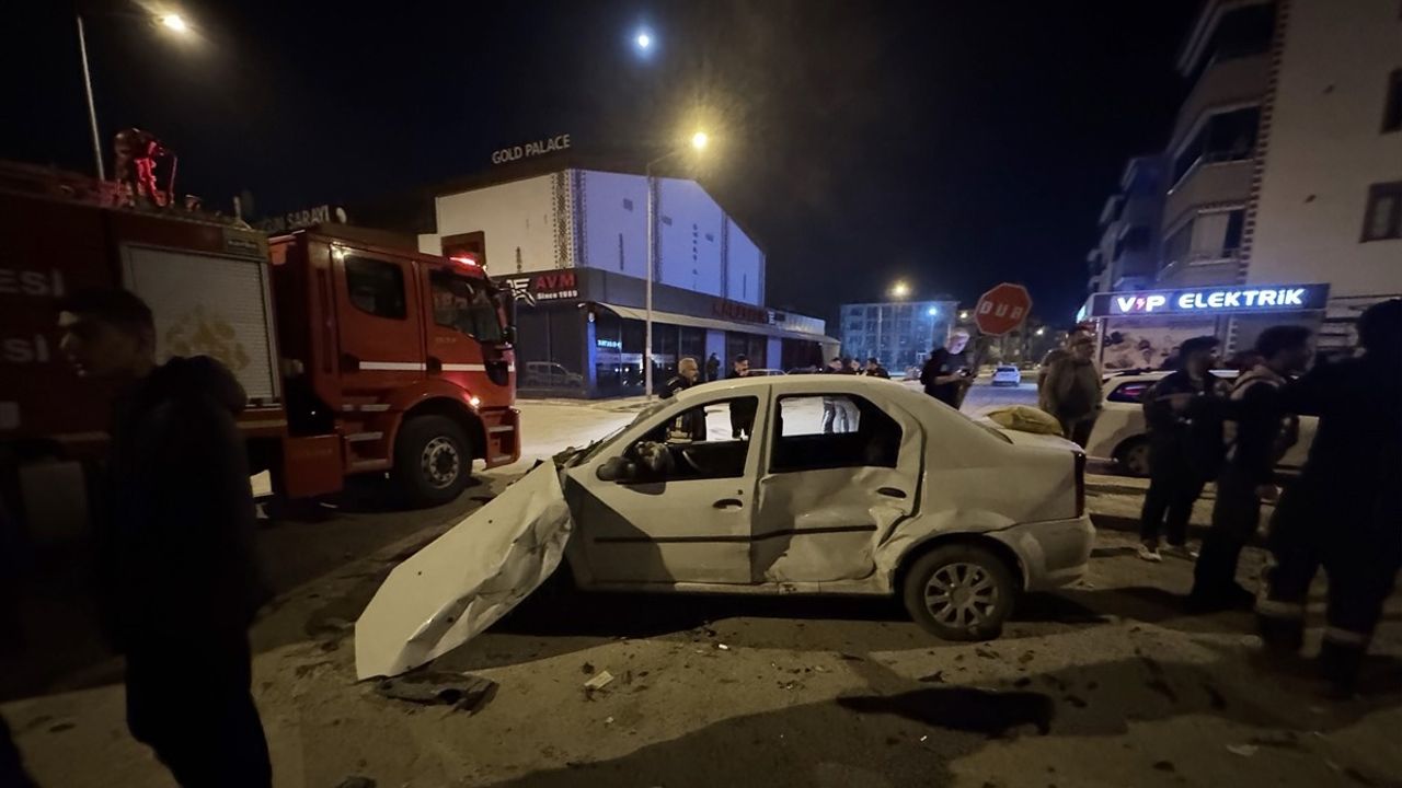 Elazığ'da Kaza: İki Otomobil Çarpıştı, 4 Yaralı